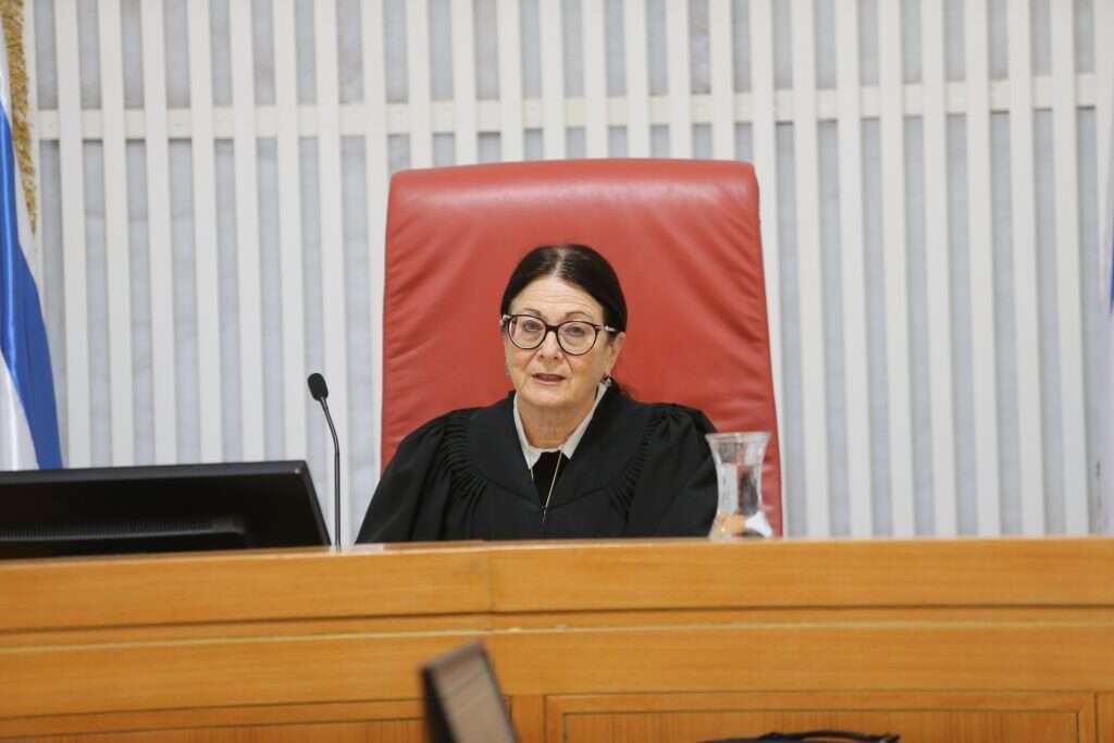 אסתר חיות. | אלכס קולומויסקי