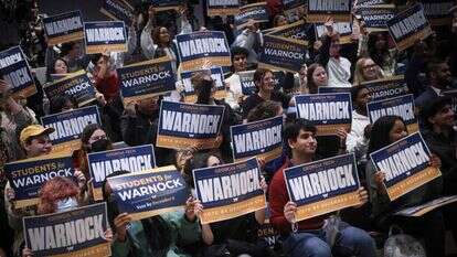 סטודנטים מניפים שלטי תמיכה במועמד הדמוקרטי רפאל וורנוק. | AFP סטודנטים מניפים שלטי תמיכה במועמד הדמוקרטי רפאל וורנוק. | AFP