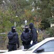 שוטרים גרמנים במהלך המעצרים בפרבר של ברלין, הבוקר. | AFP