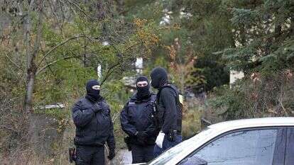 שוטרים גרמנים במהלך המעצרים בפרבר של ברלין, הבוקר. | AFP