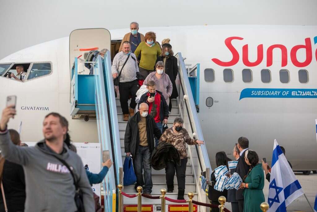 עולים מאוקראינה נוחתים בנתב"ג. למצולמים אין קשר לכתבה. | יוסי אלוני