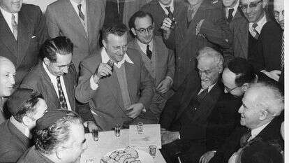 דוד בן־גוריון ואנשי הפועל המזרחי בעת הצטרפות המפלגה לקואליציה, 1952. | פריץ שלזינגר, הארכיון הציוני המרכזי דוד בן־גוריון ואנשי הפועל המזרחי בעת הצטרפות המפלגה לקואליציה, 1952. | פריץ שלזינגר, הארכיון הציוני המרכזי