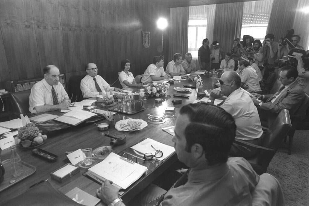 ישיבת הממשלה בראשות מנחם בגין, 1977. | משה מילנר, לע"מ ישיבת הממשלה בראשות מנחם בגין, 1977. | משה מילנר, לע"מ