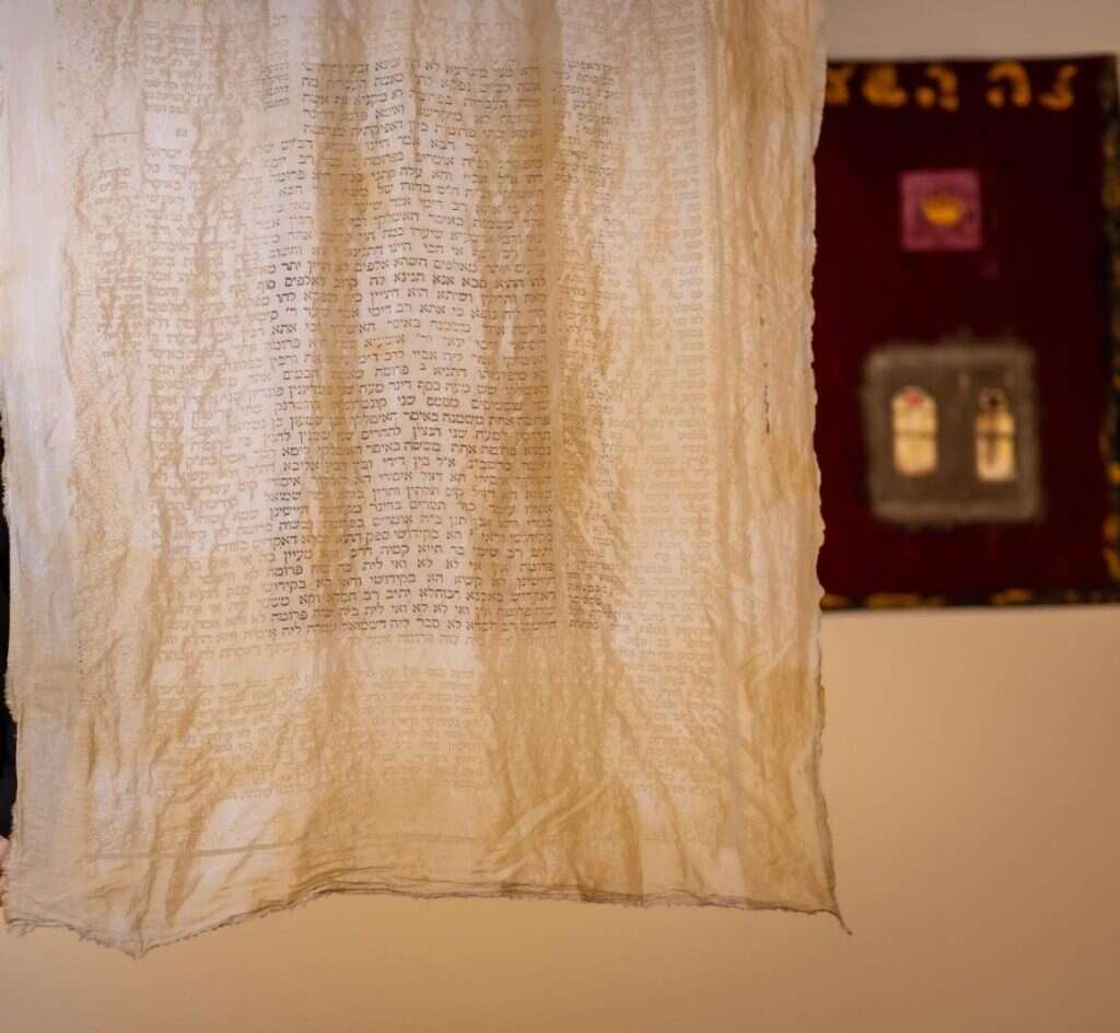 דורון זאבי, "קידושין". מאחור: שי אלכסנדרוני., "פרוכת". | אריק סולטן דורון זאבי, "קידושין". מאחור: שי אלכסנדרוני., "פרוכת". | אריק סולטן