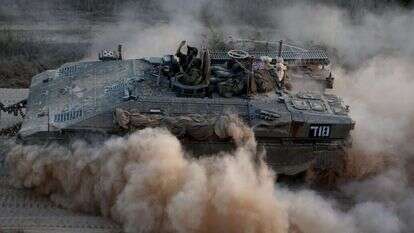 מחזיר למרכז הדיון את מושג ההכרעה ואת מרכיב התמרון היבשתי. חיילי צה"ל בכניסה לעזה במבצע צוק איתן. | מרים צחי