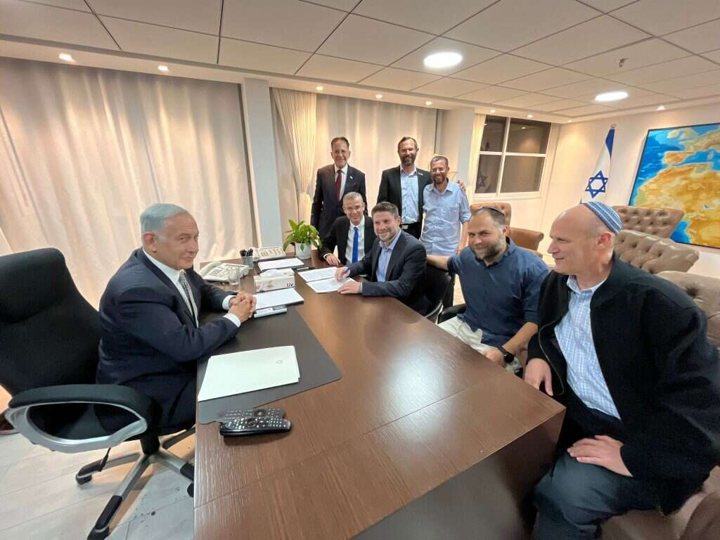 גנץ (עומד, שני משמאל) עם אנשי הליכוד והציונות הדתית בחתימה על ההסכם הקואליציוני, ביום חמישי שעבר
