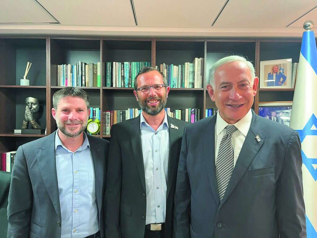 נתניהו, גנץ וסמוטריץ' לאחר חתימת ההסכם