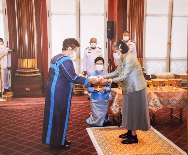 התאמנו ארוכות על הקידה. פרופ' הירשפלד בקבלת הפרס. | ארמון המלוכה בנגקוק התאמנו ארוכות על הקידה. פרופ' הירשפלד בקבלת הפרס. | ארמון המלוכה בנגקוק