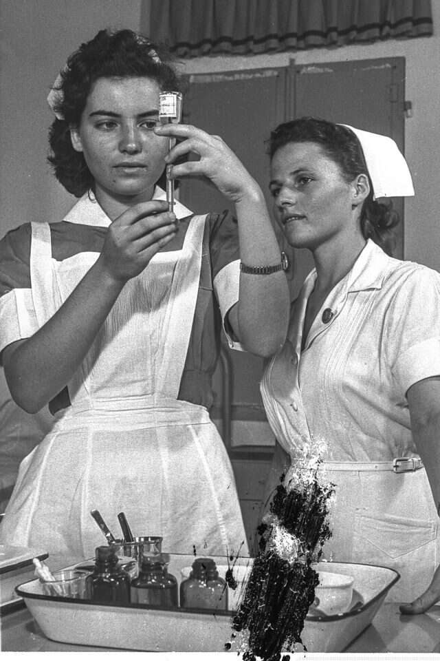 "אנחנו קוראות את מחקרי הרופאים אבל הם לא קוראים את שלנו". אחיות בשנות החמישים. | פריץ כהן, לע"מ "אנחנו קוראות את מחקרי הרופאים אבל הם לא קוראים את שלנו". אחיות בשנות החמישים. | פריץ כהן, לע"מ