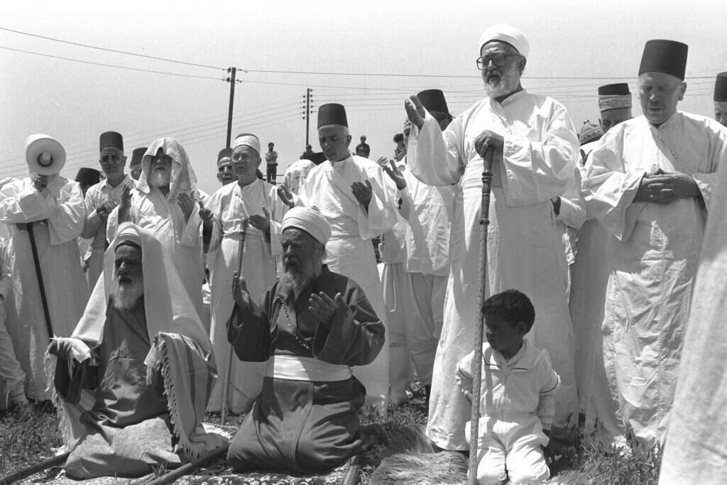 גרעין הוויכוח הוא המקום הנבחר - הר גריזים או הר המוריה. כוהנים שומרונים בפסח בהר גריזים. | מגי איילון, לע"מ