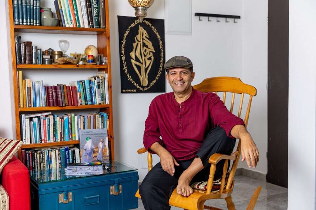 אבא מירושלים, סבים רחוקים מבגדד וממוסול. אלפי, כשמאחוריו תלוי סמל העדה השומרונית. | נעמה שטרן