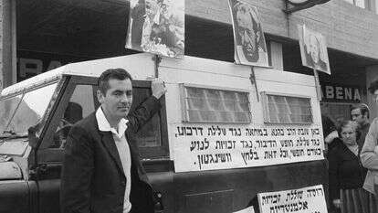 "שחור זה יפה, יהודי זה יפה". כהנא בהפגנה למען יהודי ברית המועצות מול שגרירות ארה"ב בתל־אביב, 1974. | איי.פי