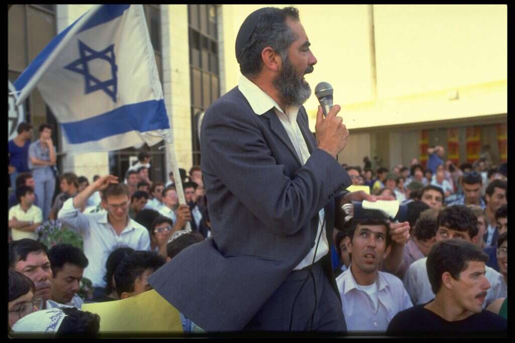 "החזון שלו בספר 'האתגר': לבנות את המדינה מחדש". כהנא בהפגנת ימין בירושלים ב־ 1984. | נתי הרניק, לע"מ