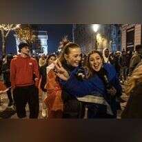 אוהדות צרפת חוגגות את הניצחון על בריטניה ברבע גמר המונדיאל. | EPA