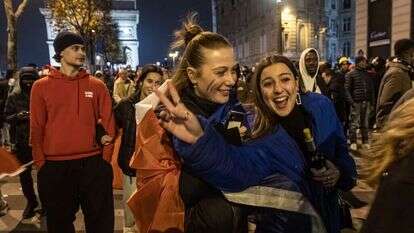 אוהדות צרפת חוגגות את הניצחון על בריטניה ברבע גמר המונדיאל. | EPA