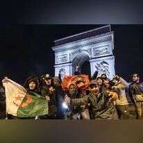 חוגגים עם דגלי מרוקו ואלג'יריה, השבוע בפריז. | EPA