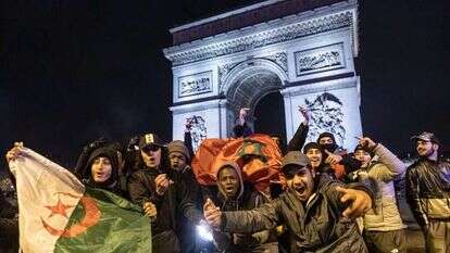 חוגגים עם דגלי מרוקו ואלג'יריה, השבוע בפריז. | EPA