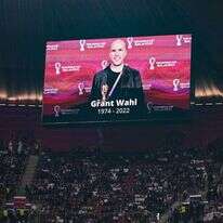 מחווה לווהל לפני המשחק בין צרפת לאנגליה. קרדיט: AFP