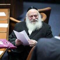 היחיד שנוכח במעמד החתימה מבין ראשי המפלגה. יצחק גולדקנופף במליאת הכנסת. | יונתן זינדל/פלאש90