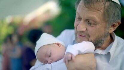 לגעת בסוגיה מתוך אמפתיה. מתוך הסרט "המוהל"