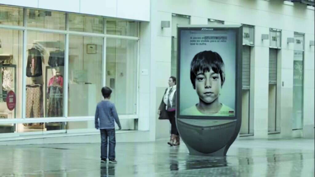 מסר שונה להורים מבוגרים ולילדים נמוכים. מסע הפרסום הספרדי. | מסך מתוך סרטון הקמפיין של חברת Grey Spain