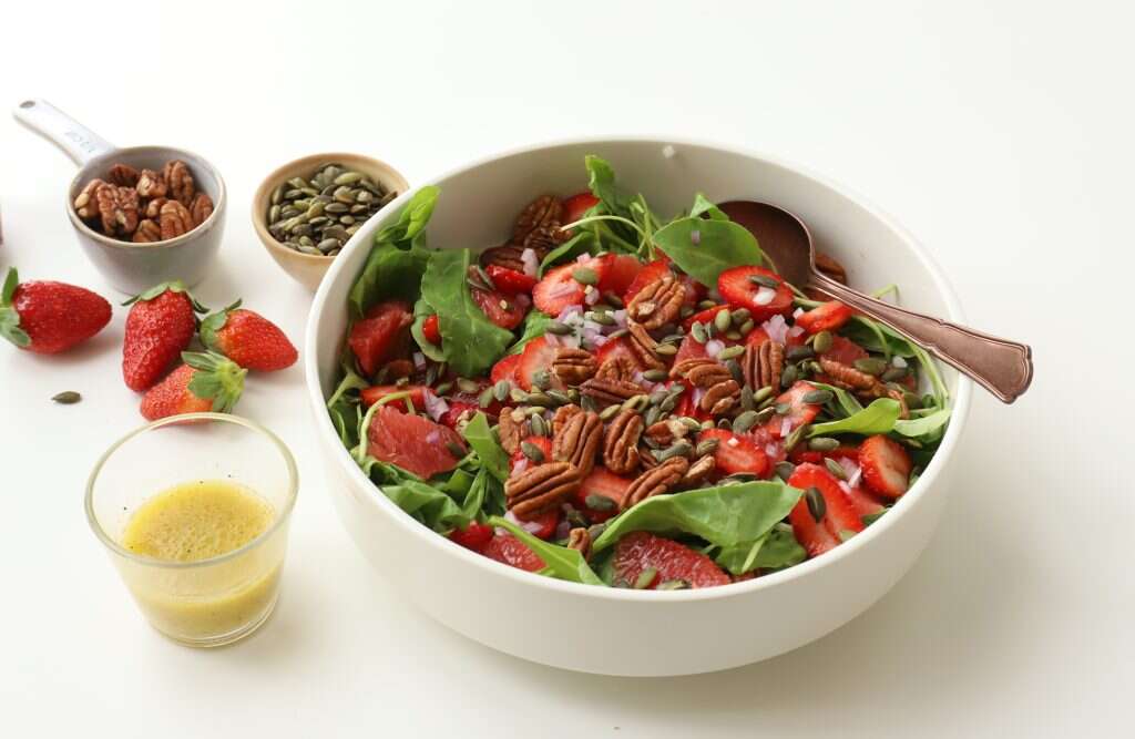 סלט תרד, פומלה ותותים. | אפרת ליכטנשטט