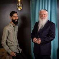 "אם רב מדבר ויש משהו אלים בצורה שבה הוא מדבר על נשים, חילוניות, או להט"בים – ברור לאדם החילוני שזה לא קול ה'". הרב מאניס פרידמן (מימין) וד"ר אלעד בן אלול. | אריק סולטן