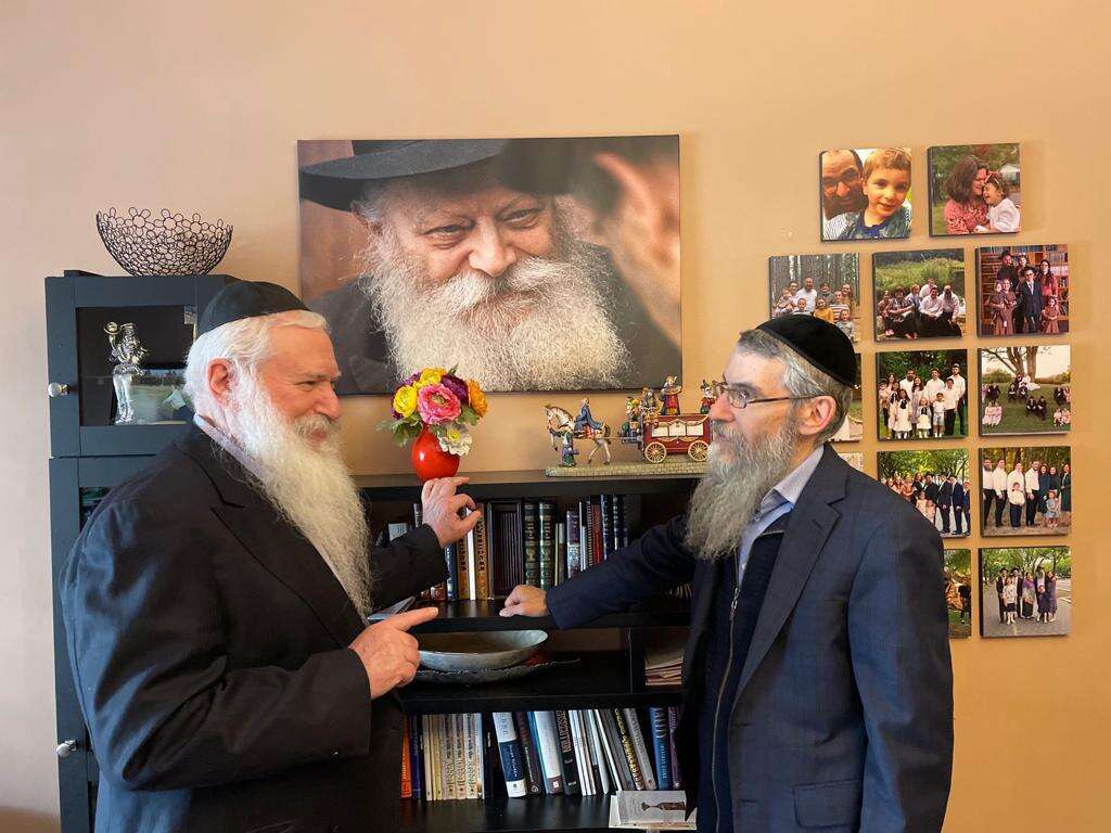 הרב מאניס פרידמן עם אחיו, הזמר אברהם פריד. | שניאור זלמן פרידמן