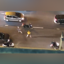 פגיעה מוסרית. סרטון קטטה בכביש. | מסך