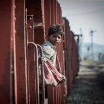 קופצים על הרכבת ומשתדלים לא להידרס. מתוך הסרט "סארו: הדרך הביתה". | באדיבות yes