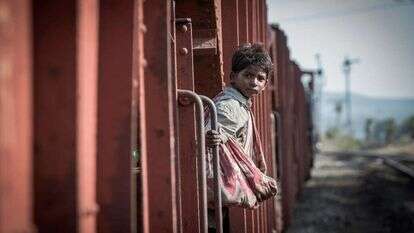 קופצים על הרכבת ומשתדלים לא להידרס. מתוך הסרט "סארו: הדרך הביתה". | באדיבות yes