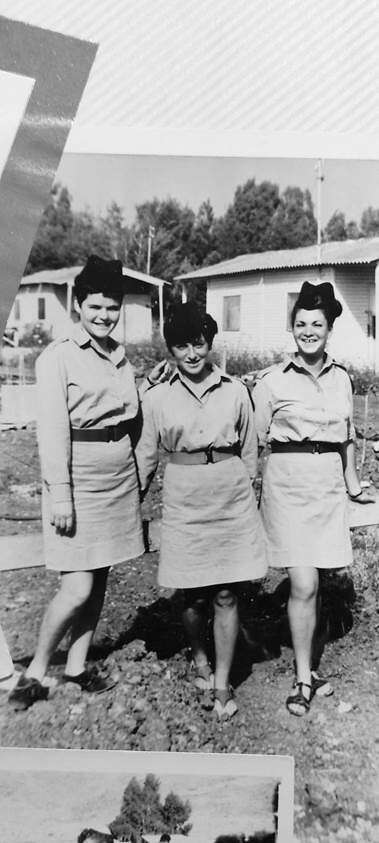 "היה לנו פסיפס אנושי מיוחד, לא הייתה אפליה". מימין: כהן, לוטאטי וחברה נוספת. | באדיבות חברי גרעין גלבוע "היה לנו פסיפס אנושי מיוחד, לא הייתה אפליה". מימין: כהן, לוטאטי וחברה נוספת. | באדיבות חברי גרעין גלבוע