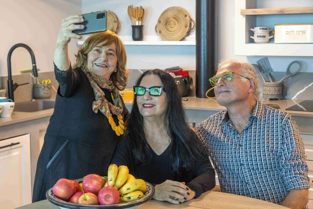 "היא זוכרת את ההורים שלי, את החתונה שלי, אפילו את השירים ששרו בחתונה". יצחק פוקס, נורית צדרבוים ודינה לוטאטי. | יוסי אלוני "היא זוכרת את ההורים שלי, את החתונה שלי, אפילו את השירים ששרו בחתונה". יצחק פוקס, נורית צדרבוים ודינה לוטאטי. | יוסי אלוני