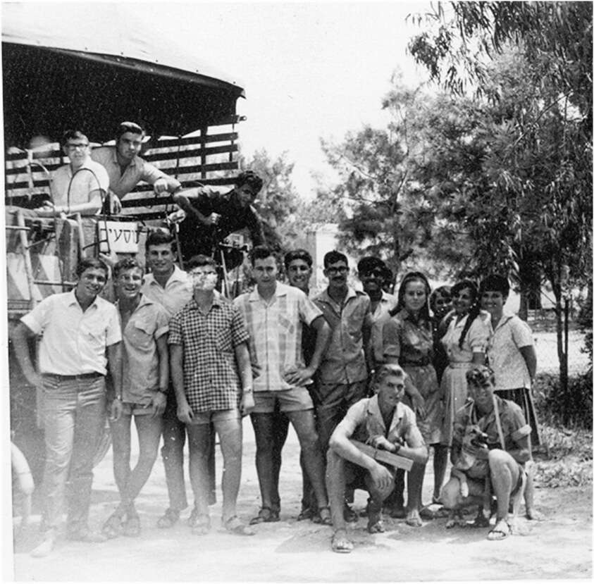 "איש לא ידע שאני הולכת לישון בדמעות". חברי הגרעין. עומד שלישי משמאל: פוקס. | באדיבות חברי גרעין גלבוע "איש לא ידע שאני הולכת לישון בדמעות". חברי הגרעין. עומד שלישי משמאל: פוקס. | באדיבות חברי גרעין גלבוע