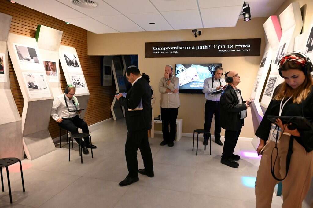 נזרי (יושב משמאל) בביקור בבית הציונות הדתית, השבוע. | יוסי זליגר