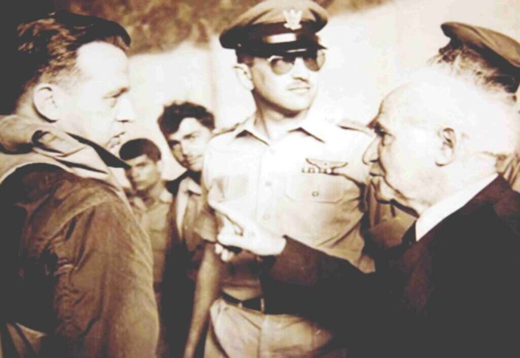 שפירא עם עזר ויצמן (במרכז) ובן־גוריון. | רפרודוקציה: יוסי אלוני