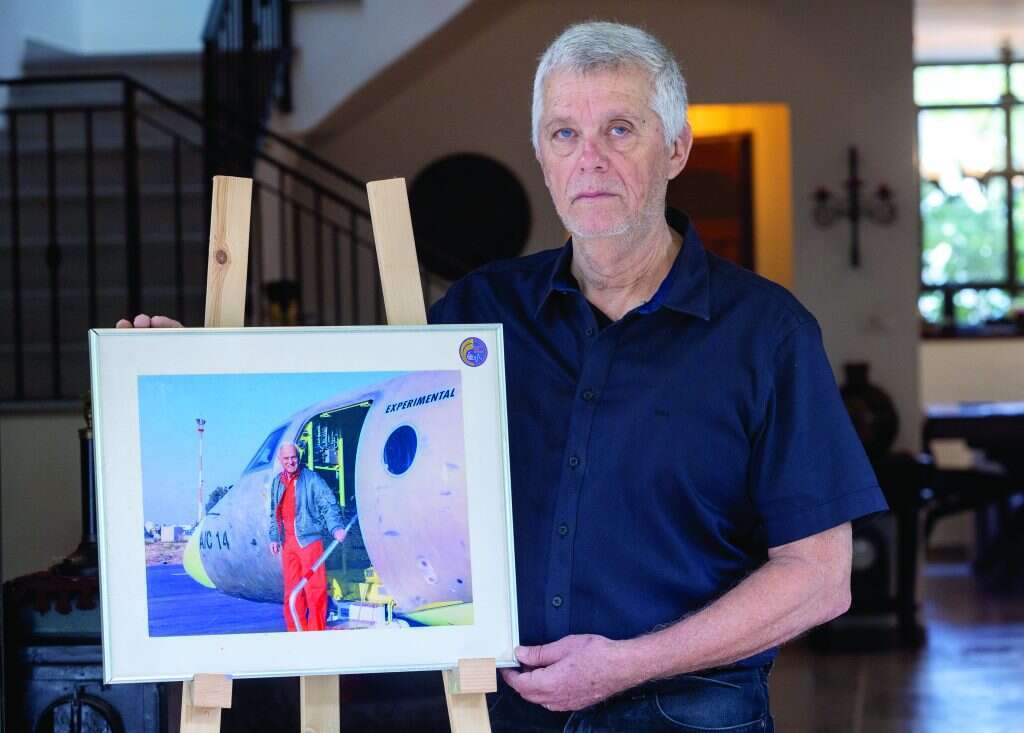 הבן רונן עם תמונת אביו, השבוע. | יוסי אלוני