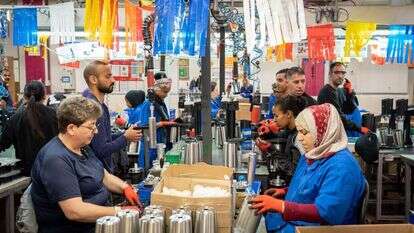 עובדים במפעל סודה סטרים הסמוך לרהט. | הלל מאיר, פלאש 90