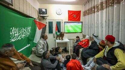 תושבי חברון מעודדים את מרוקו מול קרואטיה. | HAZEM BADER / AFP