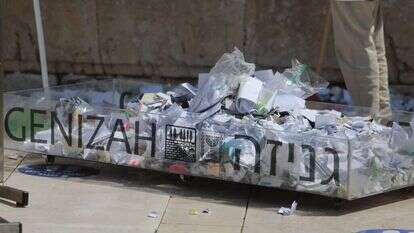 דרוש פתרון ממלכתי. איסוף דברי גניזה בכותל בערב ראש השנה. | אורן בן־חקון