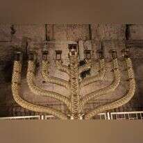 החנוכייה על רקע הכותל. קרדיט: הקרן למורשת הכותל המערבי