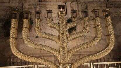 החנוכייה על רקע הכותל. קרדיט: הקרן למורשת הכותל המערבי