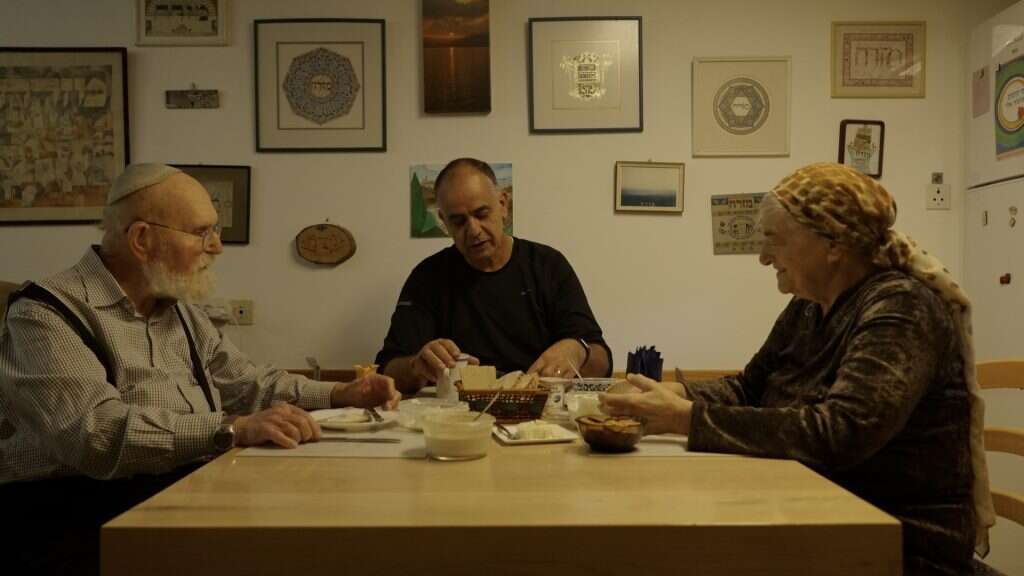 ניסים אלמקייס והוריו - פריים מהסרט מעשה ניסים. | אורי לוי