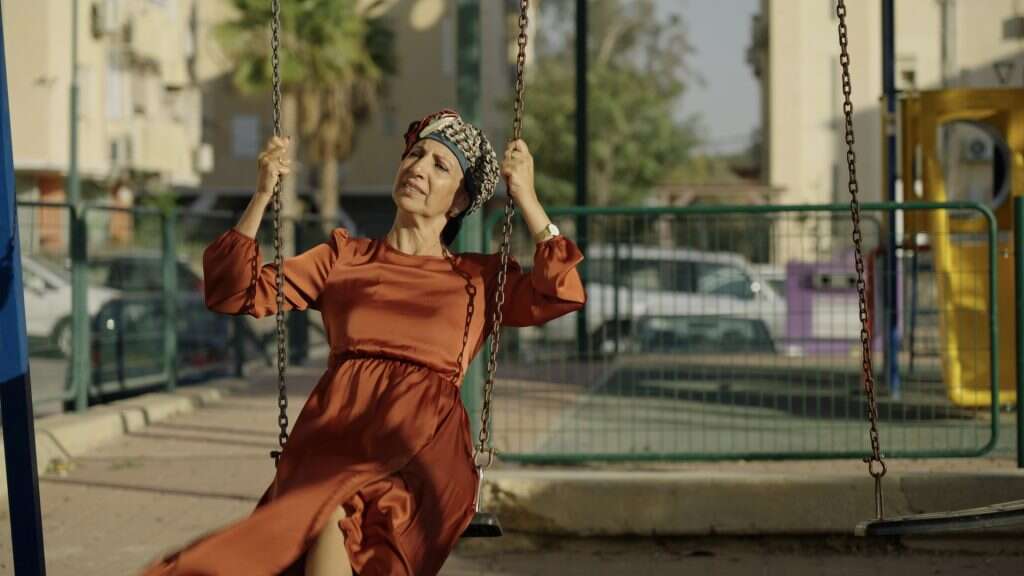 יונה קנינו - פריים מהסרט כנפי יונה. | אורי לוי