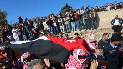 הלוויית הקצין שנרצח. | AFP