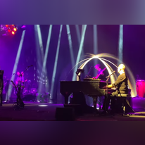 שלום חנוך ומתי כספי על הבמה. | מסך מיוטיוב