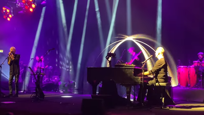 שלום חנוך ומתי כספי על הבמה. | מסך מיוטיוב