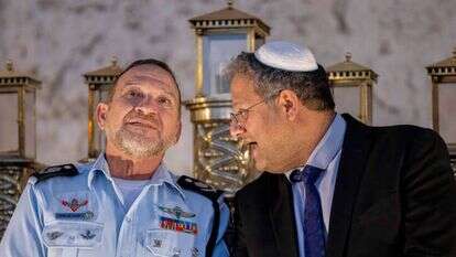 בן גביר והמפכ"ל בהדלקת נר חנוכה בכותל המערבי. | יונתן זינדל, פלאש 90