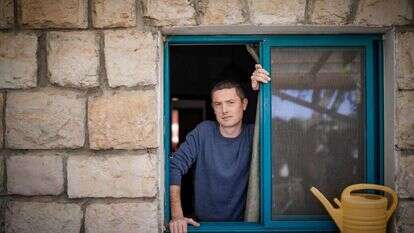 הנרי דוד בביתו במושב מתת. | שיר תורם, פלאש90