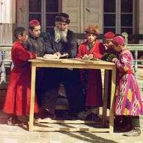 הסבא היה שלוח דרבנן בערי בוכרה בסוף המאה ה־ 19 ותחילת המאה ה־ 20 . יהודים בסמרקנד, 1910. | סרגיי פרוקודין־גורסקי, באדיבות ספריית הקונגרס האמריקאי